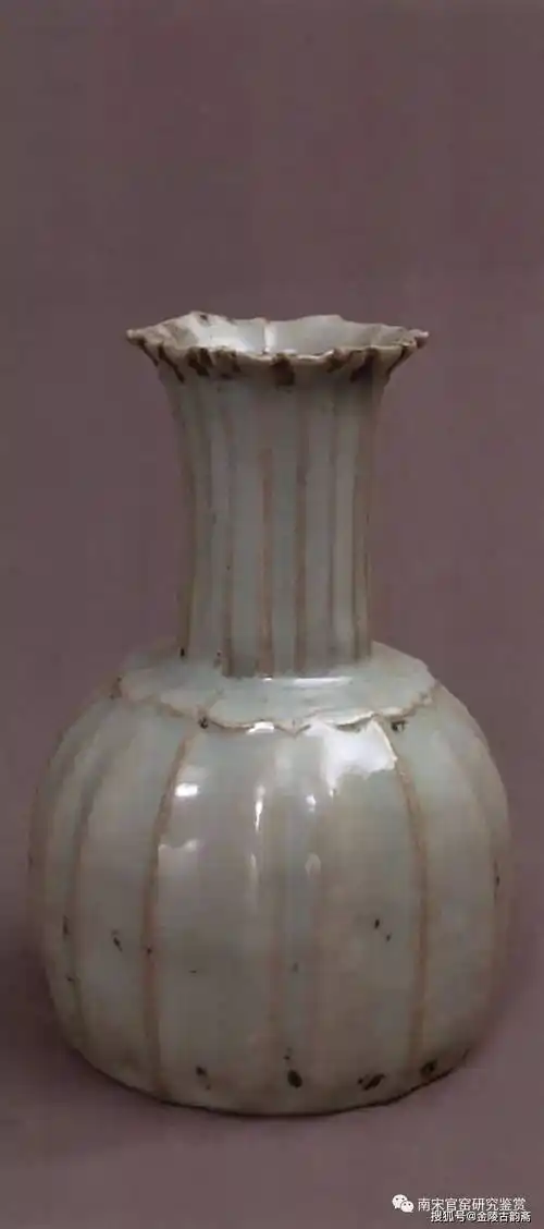 国宝级南宋官窑粉青釉多棱直颈瓶高清大图鉴赏