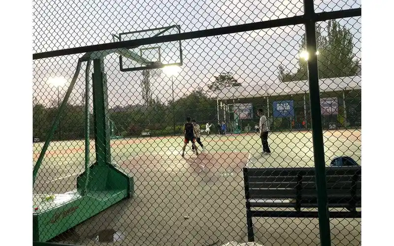 傍晚篮球场