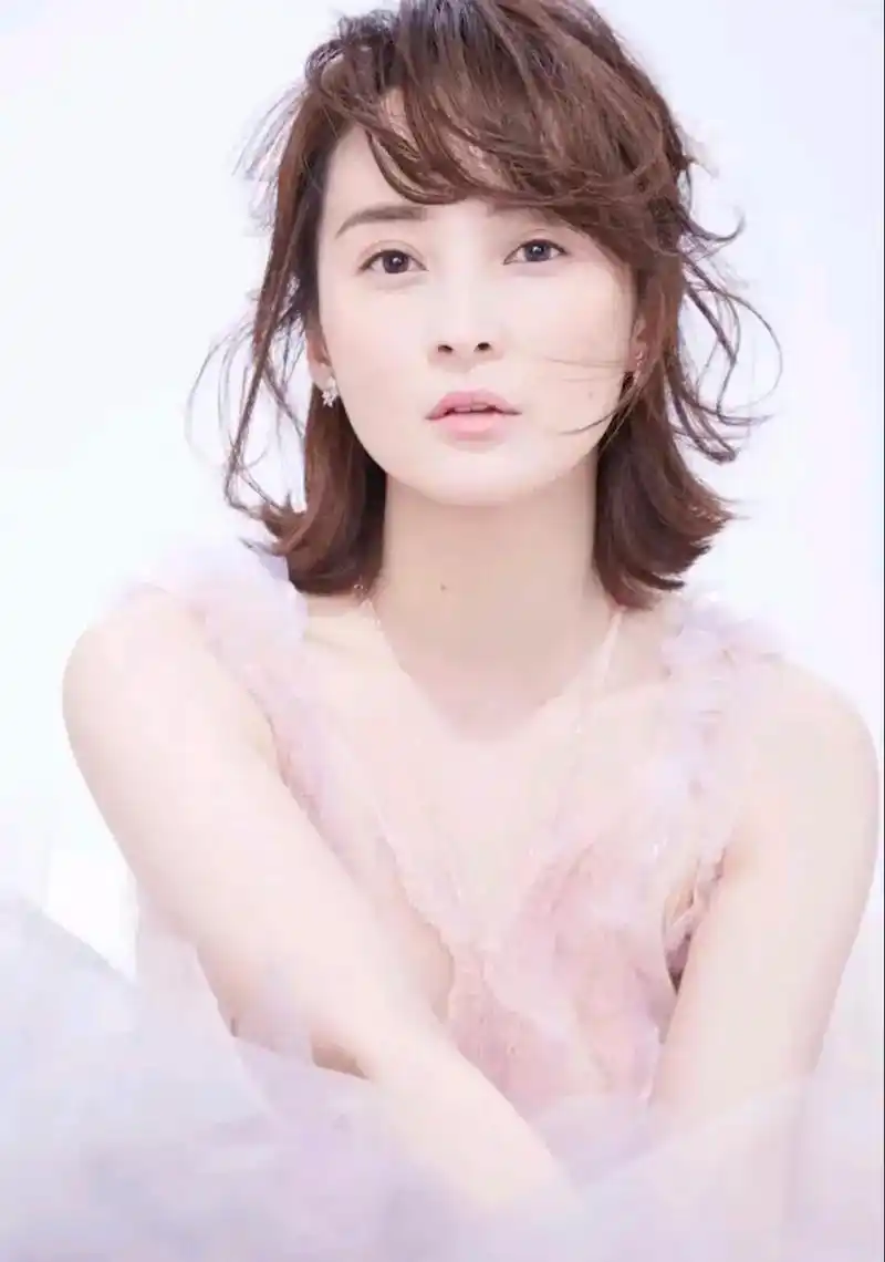 蒋勤勤太美太美了!这皮肤状态这气质,真的女神果然是不会老的!