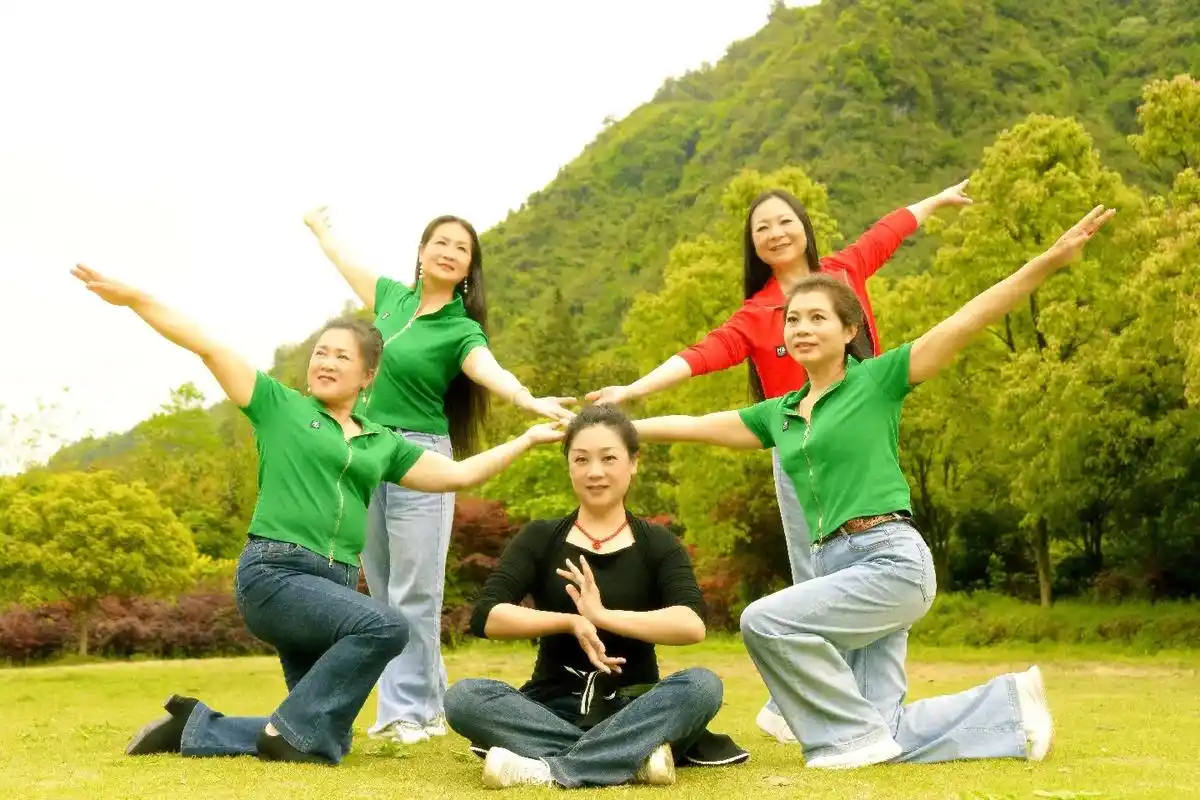 多人拍照姿势 ,姐妹成队,快乐加倍,一起开心一起玩,快乐就 - 抖音