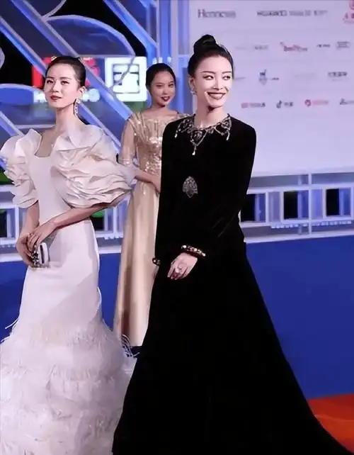 刘诗诗同框倪妮,一个穿着隆重却没存在感,一个随便穿却高贵明艳_礼服