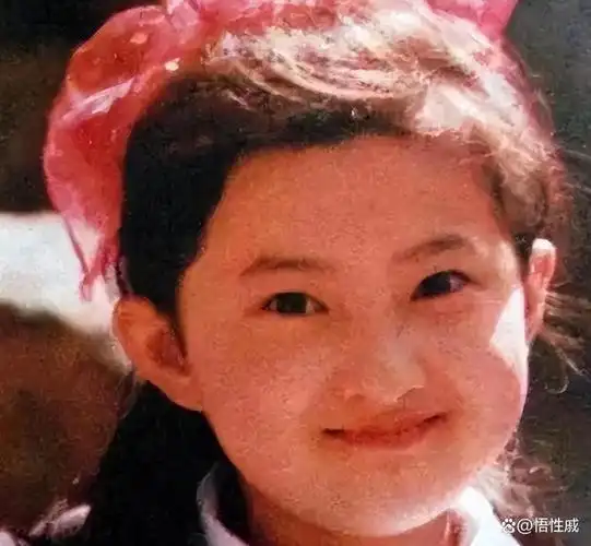 出生在北京的一个普通工人家庭,金铭从小就显示出了与众不同的艺术