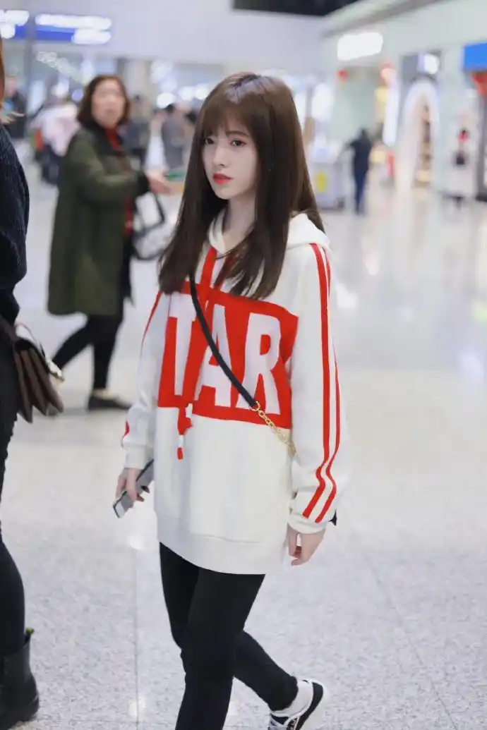 鞠婧祎红唇穿白色卫衣搭配黑色紧身裤现身机场皮肤白皙