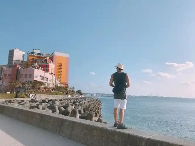 逆光的少年彭于晏海边写真 大秀胸肌荷尔蒙爆棚 八块腹肌帅气有型