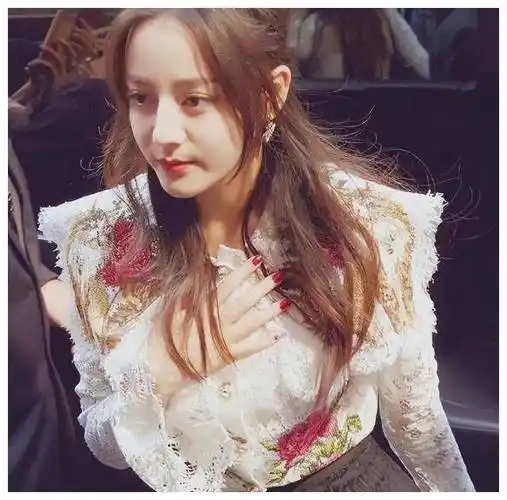 原创迪丽热巴31岁现状曝光自信展现新风采旧照揭秘心路历程