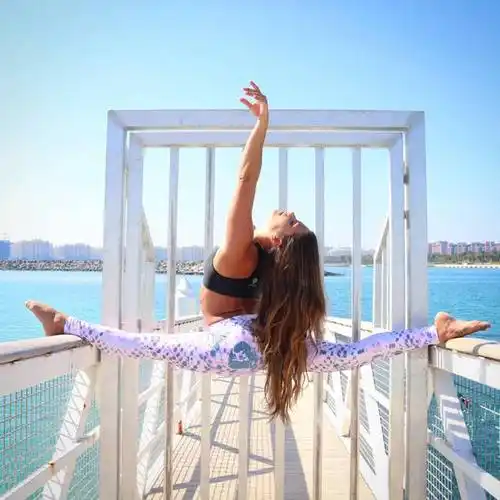 欧阳娜娜长大了穿白色鱼尾裙露出美背化身元气满满的优雅少女