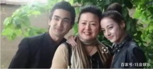 张若昀爸爸是导演,华晨宇爸爸是商业大亨,看到热巴的爸爸我服了