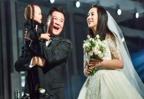 他曾是联赛第一射手,经历了三段感情,43岁娶第3任娇妻生活幸福|李金羽