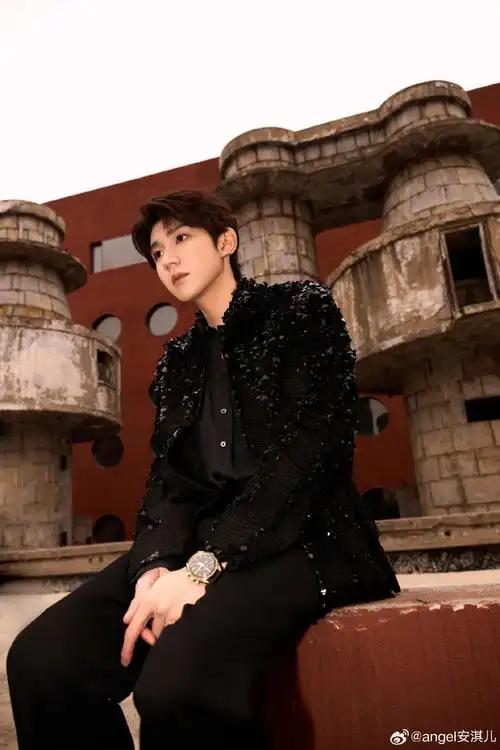 王源红伞黑西装适配度##王源黑色亮片造型