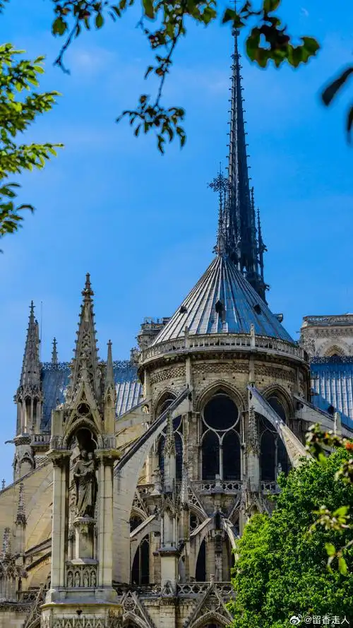 巴黎圣母院,这座古老而宏伟的建筑,是每一位来到巴黎的旅行者心中的
