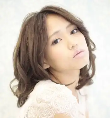 甜美栗色染发发型 化身可爱少女系