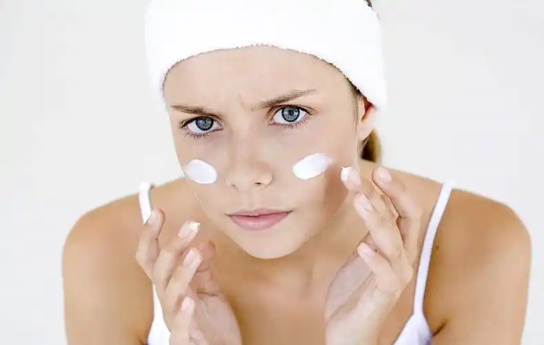 第二贵的应该就是面霜了,所以,如果你没有好好注意涂抹面霜的方式