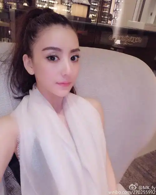 网红方媛正式晋升"天王嫂"美颜迷倒郭富城