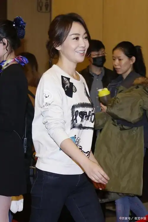 闫妮,一位备受尊敬的演员,以她的出色表演和独特魅力在中国的影视界