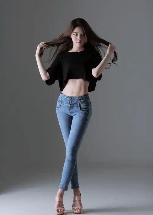 时髦又洋气的优雅紧身牛仔裤秀出别样女人味