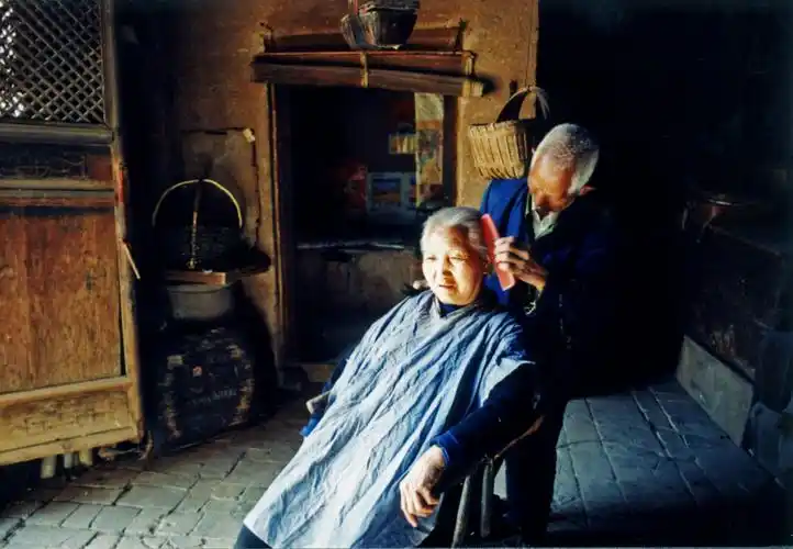 10年前农村是这样的剃头场景,6旬大娘给老伴剃了几十年