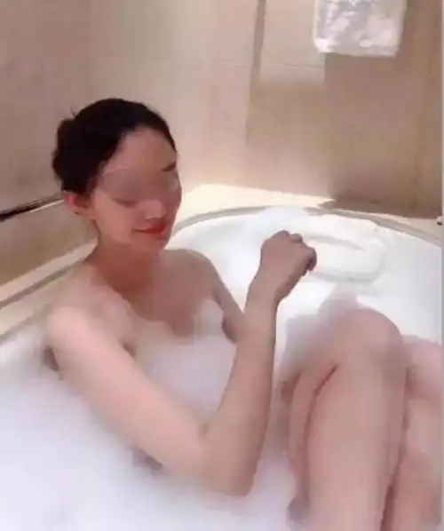 银行行长公布女下属浴照称其色诱:我是正直的男人