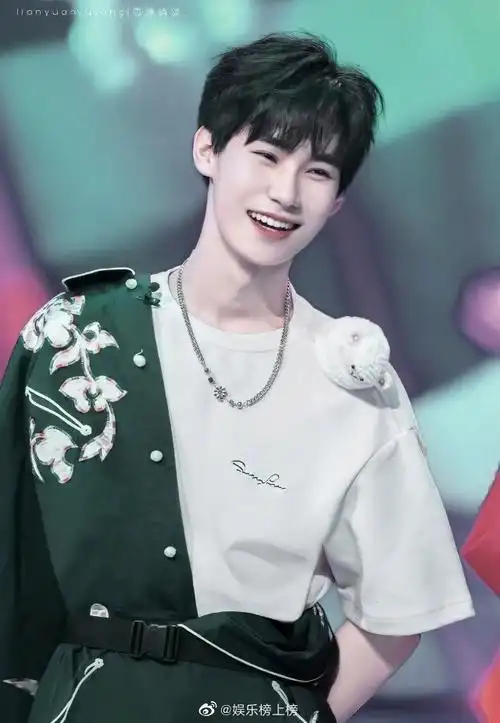 张真源刺绣外套半肩造型##夏日少年派