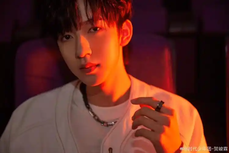 好帅好帅小贺哥哥好久没有发九宫格了呢#贺峻霖  #九宫格