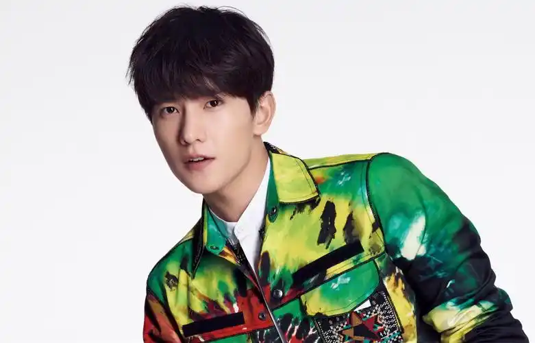 杨洋帅气时尚美图[7/7]_明星_美桌网