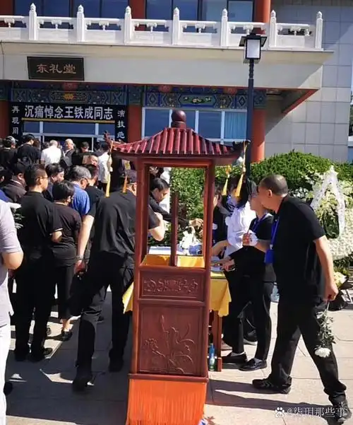 刚刚从王铁成先生的遗体告别仪式上回来,心情真的是久久不能平静