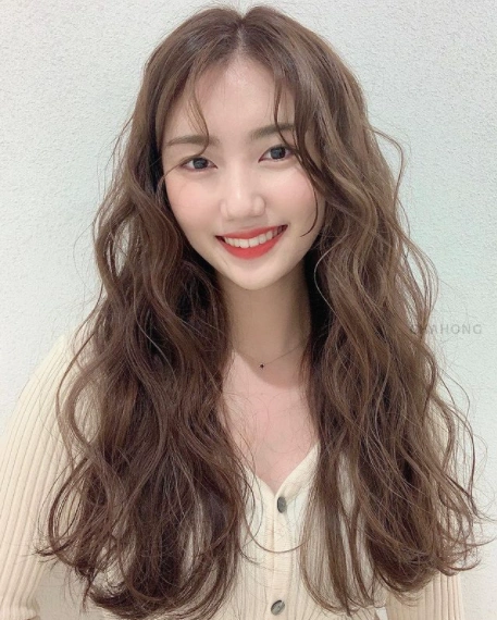 "果冻烫"打造精致小脸造型(烫发图片女2021最新款)