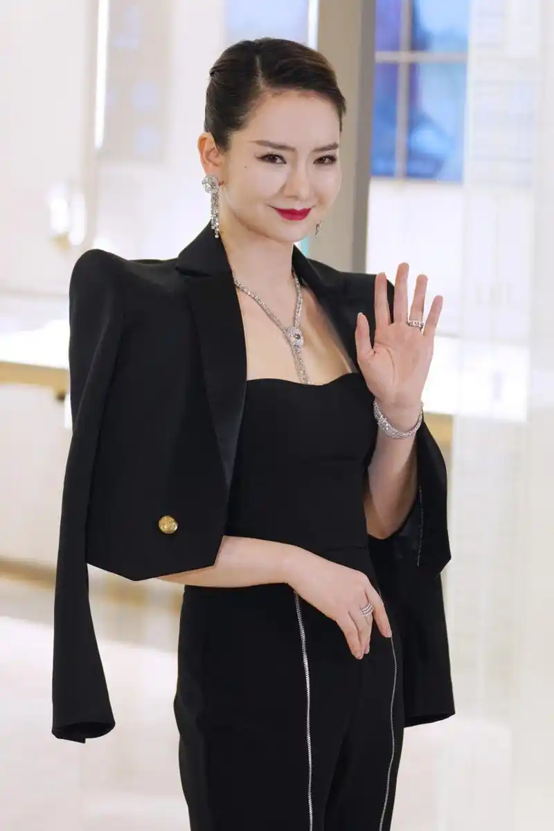 戚薇告诉女儿:因为妈妈要出去工作赚钱.