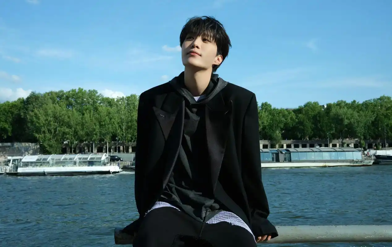 范丞丞虞书欣七夕双人大片来了 范丞丞这侧脸照很迷人 正面看起来阳光