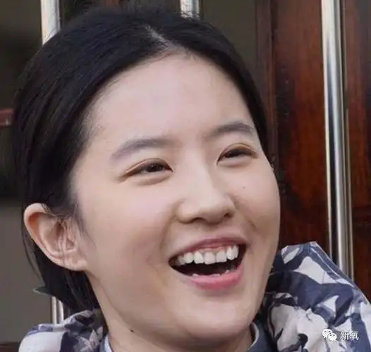 还是有一点掩盖不住的遗憾,也可以说女神刘亦菲最大的不足,笑起来时的
