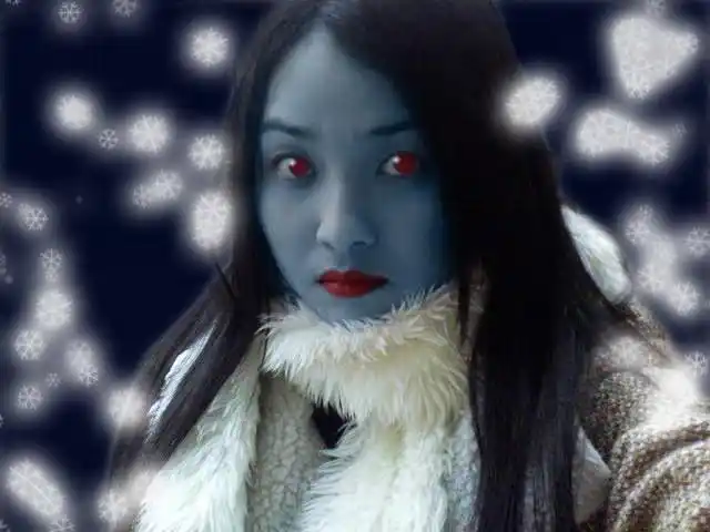 有没有高手可以把这个美女p成可爱的女鬼的形象?