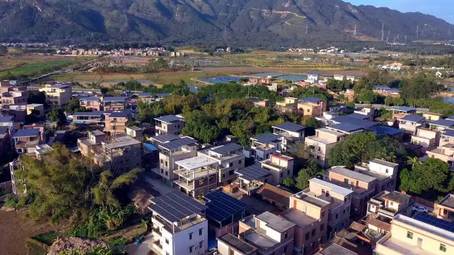 南方电网广东清远供电局推动新马村屋顶光伏建设,让绿色能源走进乡村.