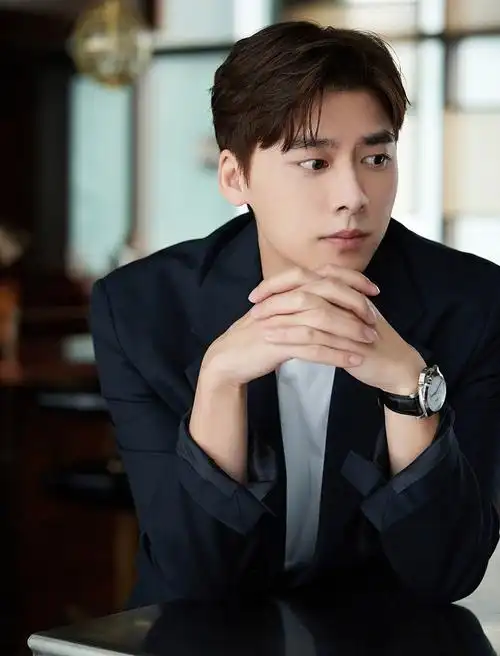 李易峰西装写真似人间贵公子抬手秀腕表气质儒雅绅士