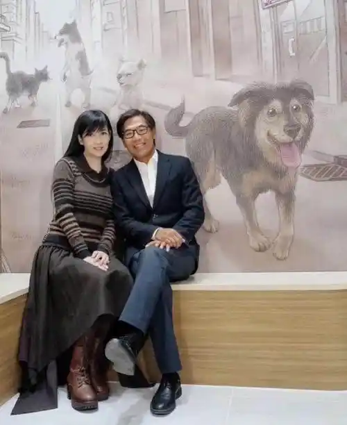 周慧敏独迎54岁生日,大眼迷人甜似初恋,感谢众人独缺老公倪震