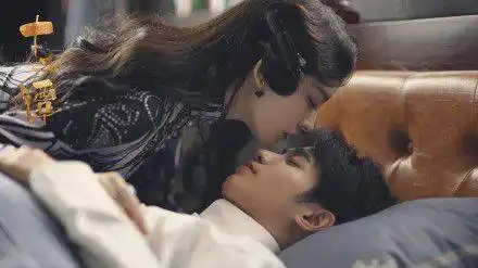 刘以豪被娜扎亲出口红印 好似开了"天眼"