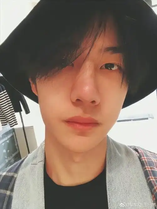 来看点博博的自拍吧@uniq-王一博    #王一博的考古日常