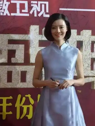 身材瘦过头的车晓,穿蓝色旗袍"松垮"没型,幸好有"颜值"支撑