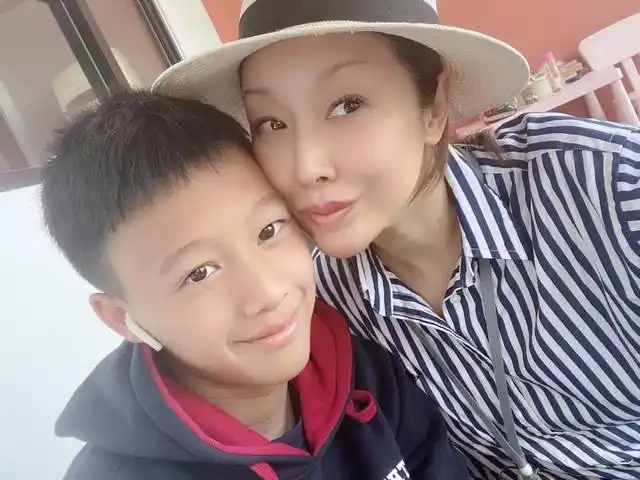 另外,他们的儿子吴迪,经过这么多年在上海的修养,肺炎也基本痊愈,这对