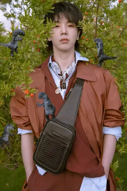 大家有没有华晨宇(花花)的背影壁纸呀?