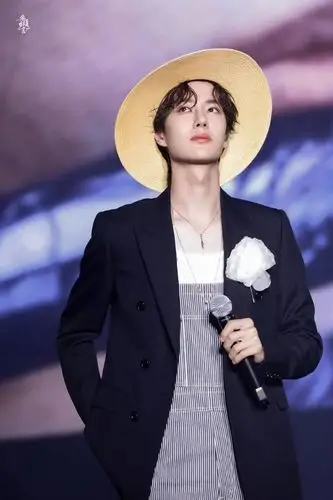 王一博这套草帽背带裤造型一出真的被小王子狠狠的惊艳到了