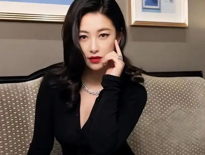 回顾豪横情史朱珠前任个个都是人物37岁选择嫁给普通人