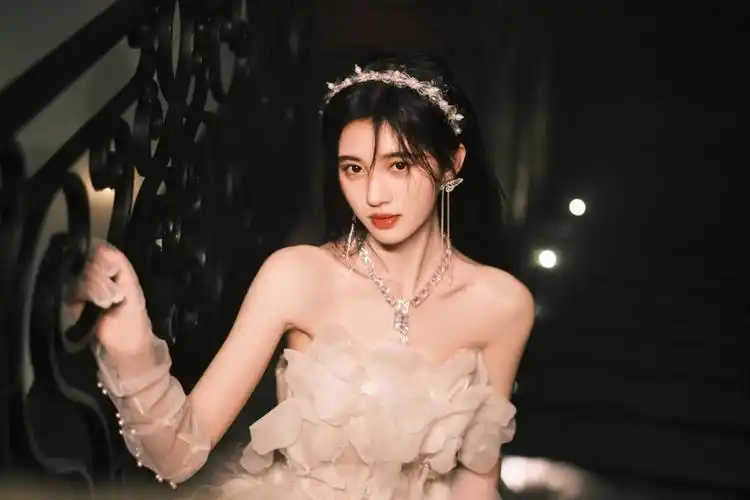 鞠婧祎低胸裙透明手纱4k美女壁纸