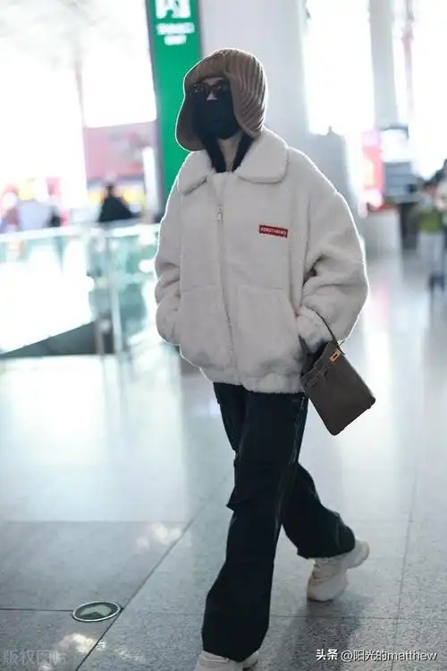 街拍张天爱白色毛绒外套黑色阔腿裤针织雷锋帽个性十足