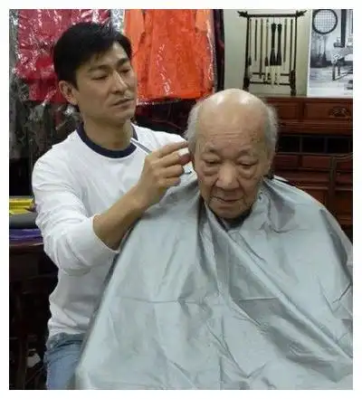 明星出名前都干的啥?刘德华理发师,张柏芝装修工人,而他最辛苦