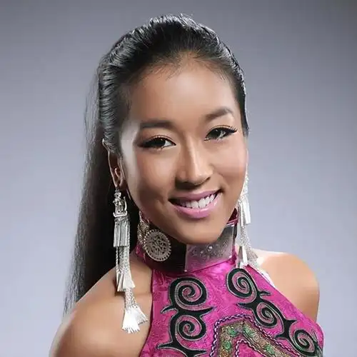 值得我们关注的是,歌手吉克隽逸以其鲜明独到的时髦品味和魅力四溢的