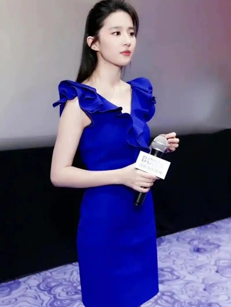 刘亦菲真不愧是神仙姐姐,穿着一袭宝蓝色的连衣裙,妩媚优雅成熟又精致