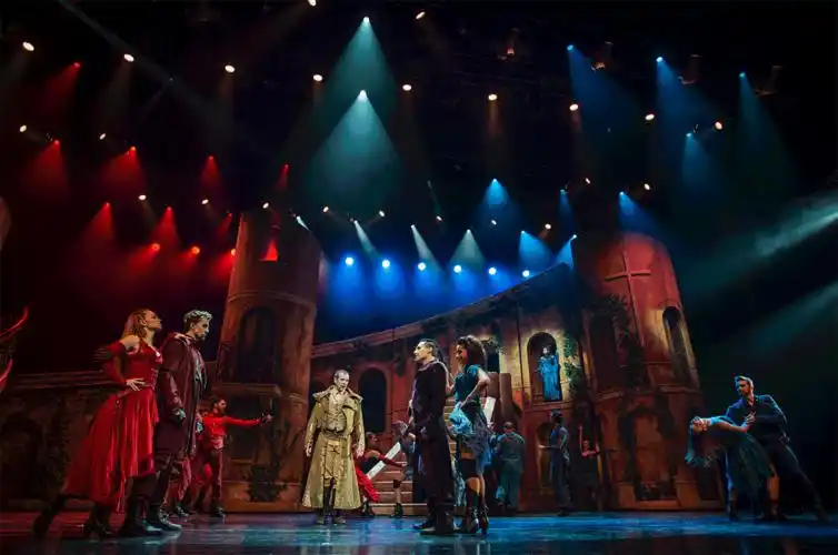 经典与现代激情碰撞 定义"法式音乐剧"的巅峰之作 豪华的舞台与34首