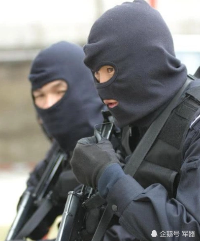 特种兵脸上涂油彩,特警脸上戴面罩,为什么不能前者面罩,后者油彩呢?