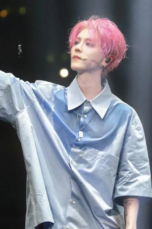 鹿晗帮粉丝跟领导请假#爱豆就是要染发!