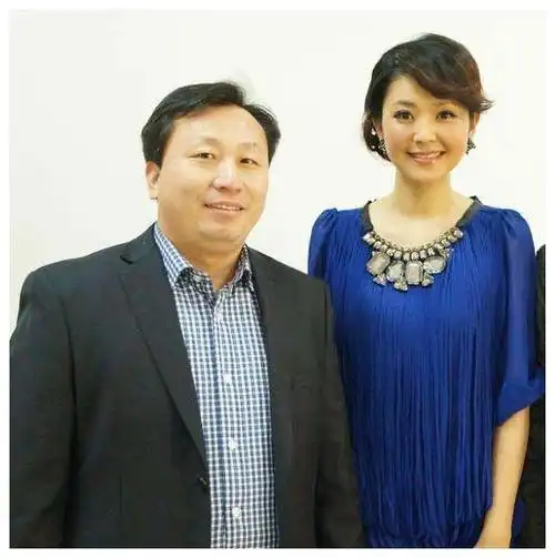 她是最惨主持人,15岁被父亲抛弃,成名后嫁大8岁富