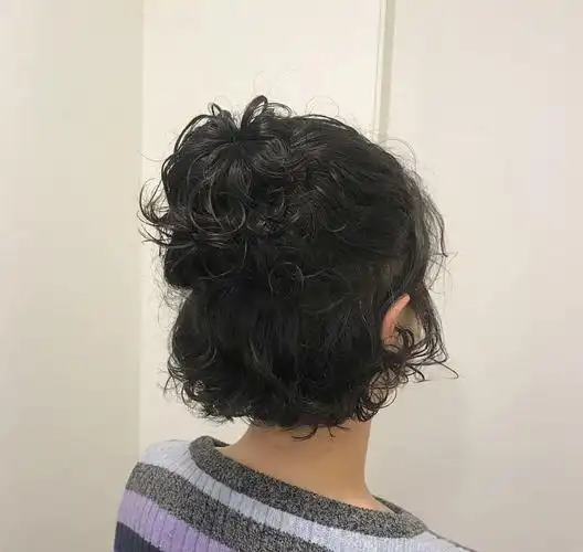 短发水波纹发型